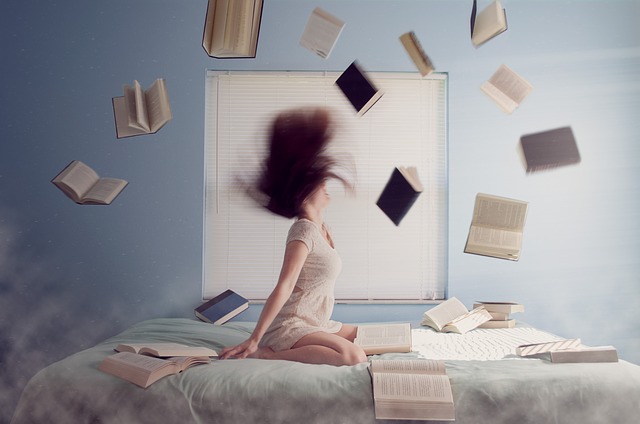 žena na posteli a knihy